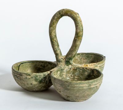 paire de bols en poterie verte munis d'anses en forme de cygne