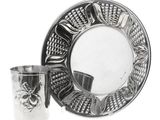 un plateau en argent avec une tasse en argent à côté