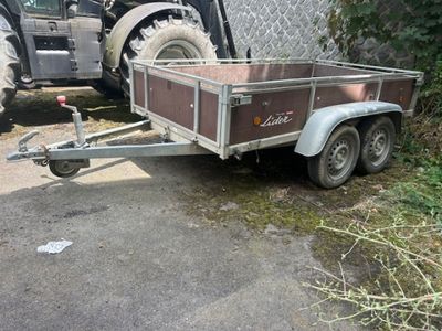 un camion avec une remorque attelée, garé sur le bord de la route