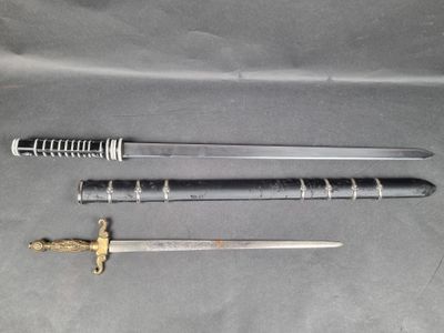Lot de 2 épées fantaisie, l'une avec fourreau, la seconde av…