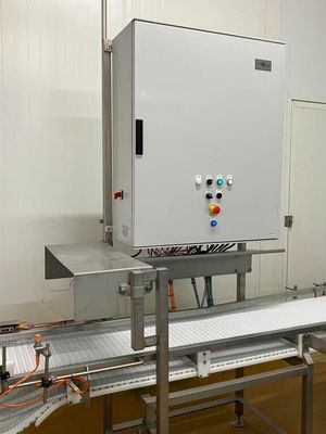 une image représentant une usine avec un tapis roulant au milieu de la pièce