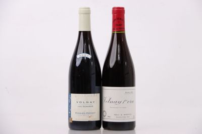 deux bouteilles de vin posées l'une à côté de l'autre sur une table