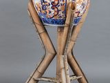 un vase bleu et blanc posé sur un support en bois