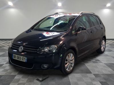 la photo d'une voiture noire garée dans un garage