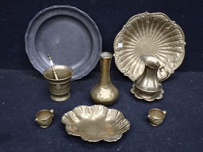 de nombreux objets en laiton posés sur une table