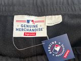un gros plan sur un pantalon noir avec une étiquette