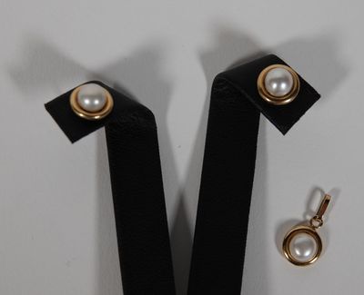 PAIRE DE BOUCLES D'OREILLES et un PENDENTIF en or jaune orné…