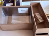 une boîte en bois contenant un couteau, posée sur un comptoir