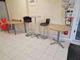 trois chaises et une table dans une petite pièce