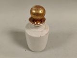 une petite bouteille surmontée d'une boule dorée