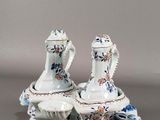 une paire de vases en porcelaine ornés de motifs floraux bleus et blancs