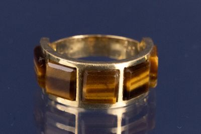 une bague en or sertie d'une pierre « œil-de-tigre »