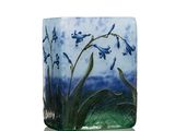un vase en verre orné d'un motif floral bleu