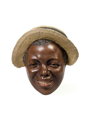 une statue de femme avec un chapeau sur la tête