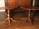 deux tables en bois posées sur un parquet en bois massif
