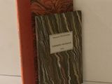 un livre posé sur une étagère, avec une étiquette portant son titre