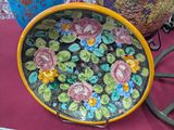 une assiette décorée de fleurs, posée sur une table