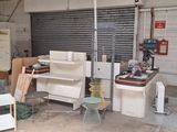 un garage rempli de meubles