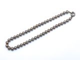 gros plan d'un collier sur une surface blanche