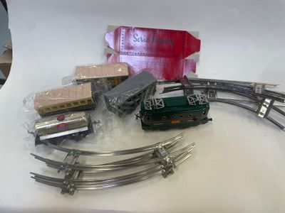 beaucoup de rails de train miniature sur la table