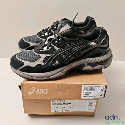 un gros plan sur une boîte sur laquelle est posée une paire de chaussures