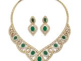 un ensemble composé d'un collier et de boucles d'oreilles en émeraudes et diamants