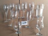 de nombreux verres à vin vides posés sur une boîte en carton