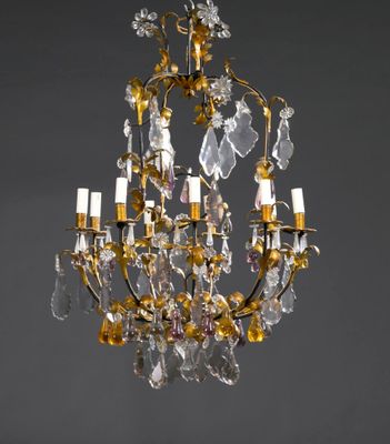 un lustre en or et en cristal suspendu au plafond