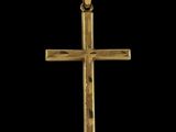 un pendentif en forme de croix en or sur fond noir