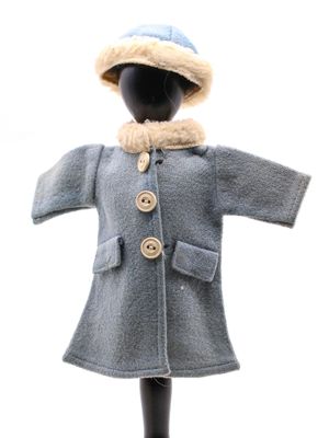 un mannequin vêtu d'un manteau et d'un chapeau