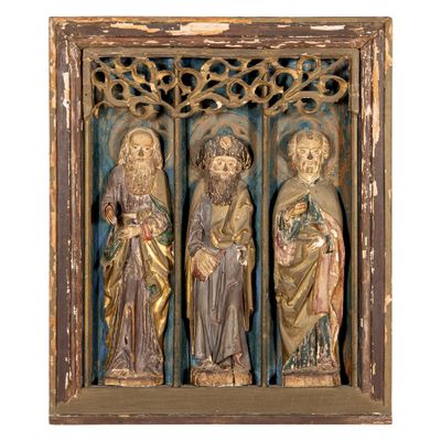 trois statues en bois représentant Jésus, Marie et Jésus, dans un cadre en bois