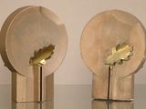 deux serre-livres en bois ornés d'une feuille d'or