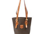 un sac fourre-tout marron et beige avec une anse marron