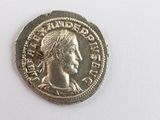 une vieille pièce d'argent sur laquelle est représenté le visage d'un homme
