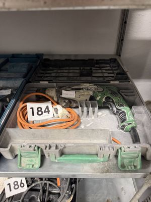 tout un tas d'outils qui traînent dans un tiroir