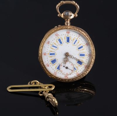une montre de poche en or avec des chiffres romains