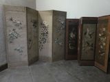 une pièce où il y a plein de portes ornées de fleurs