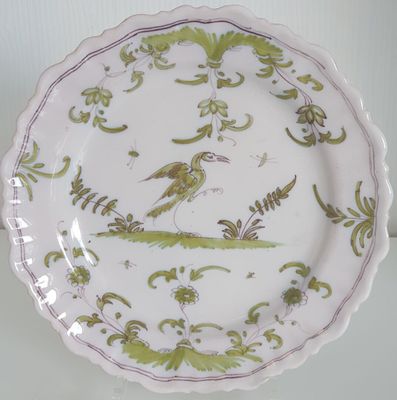une assiette avec un oiseau posée sur une table