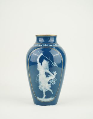 un vase bleu avec l'image d'une femme dessus
