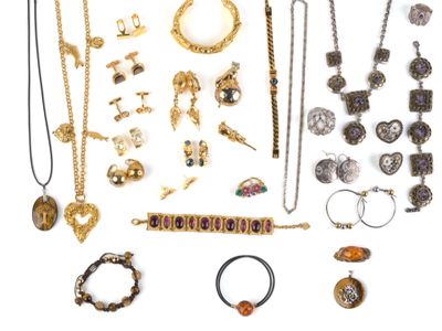 de nombreux types de bijoux exposés sur un fond blanc