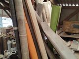 plusieurs pièces de bois sont empilées dans une pièce