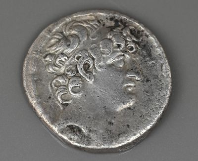 Gros plan sur une pièce de monnaie en argent portant un visage de femme