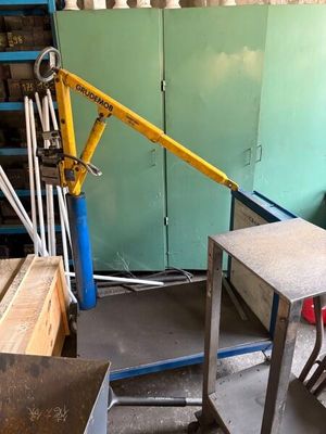 une grue jaune posée sur une table dans une pièce
