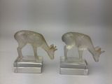 paire de figurines de cerfs plaquées argent sur des socles en lucine