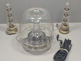 une lampe posée sur une table à côté d'une lampe