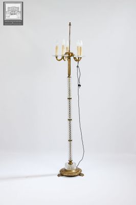 l'image d'une lampe posée sur une table