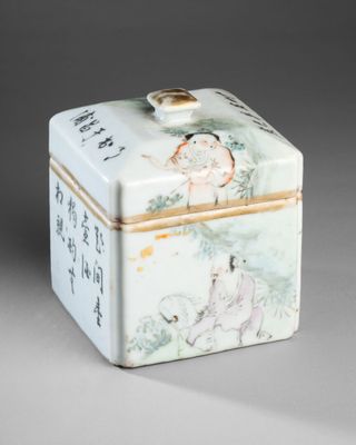 une petite boîte blanche sur laquelle est peinte une image