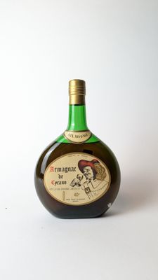 une bouteille d'alcool posée sur une table