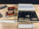 un grand nombre d'objets posés sur une table