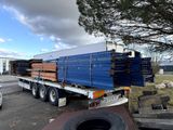 un camion dont la benne est chargée d'une grande quantité de bois
